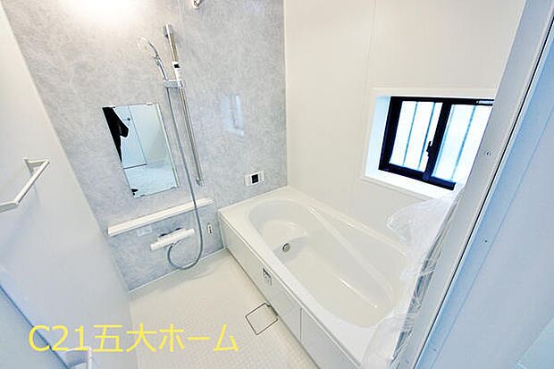 落ち着いた雰囲気のシステムバスで、1日の疲れを癒します。機能的な浴室は日々のお手入れも楽々です♪(A号棟)