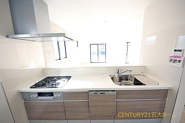 お子様の様子をさりげなく見守れる対面式キッチン。分からない事があればすぐに教えてあげられるので、お子様がダイニングで宿題や読書をする時間も自然と増えそうです。