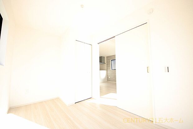 フローリングのお部屋はカーペットや畳のようにほこりや汚れが繊維に入り込んでしまうことがないので、とても掃除やお手入れがしやすいです♪