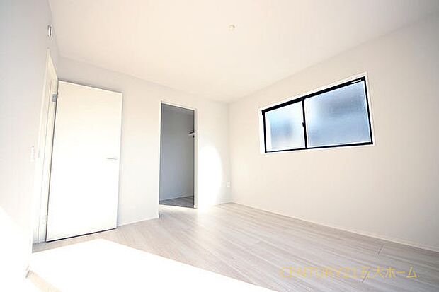 人が歩いて入れる広さを確保したウォークインクローゼット☆季節物の衣類もスッキリ収納できて住空間を広く使えます。