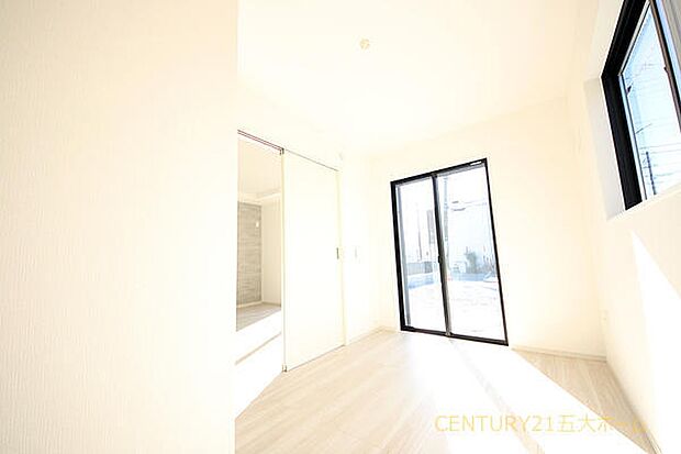 隣接するリビングとの間仕切り対応可能！普段は開けておいて開放感をプラス。趣味や勉強に集中したいときは個室に変えられるフレキシブルな空間です。