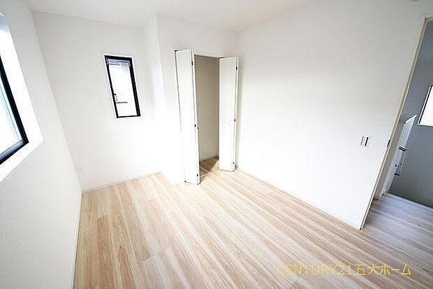 学校の道具もスッキリ片付けられるクローゼット付きでお子様の成長とともに荷物が増えても安心ですね☆