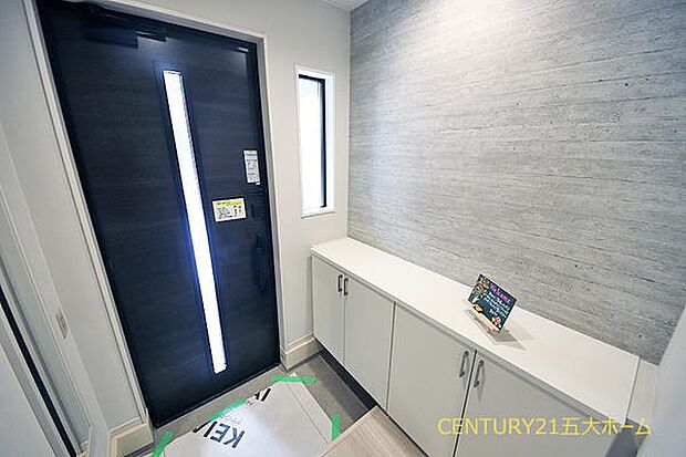 玄関には家族みんなの靴を収納できるシューズボックス付き!飾り棚としても演出できて季節のインテリアやご家族の写真を飾るのも素敵ですね。(1号棟)