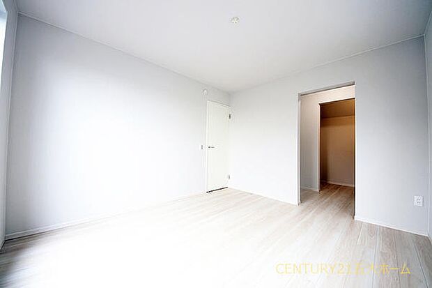 人が歩いて入れる広さを確保したウォークインクローゼット☆季節物の衣類もスッキリ収納できて住空間を広く使えます。(1号棟)