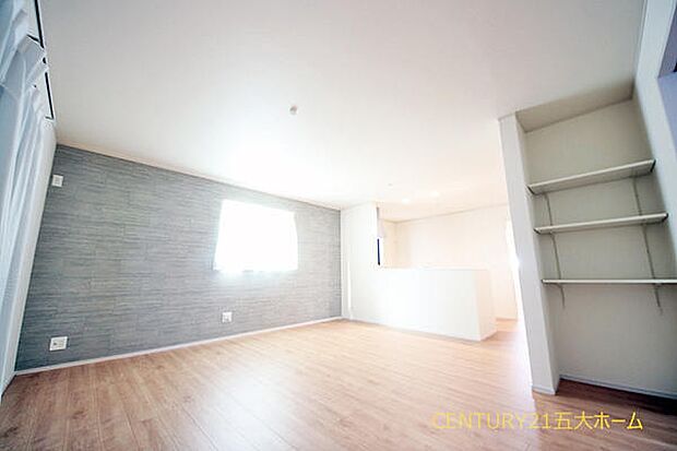 リビングが広いと気軽にゲストを招いたり、お子様の勉強スペースを作ったりできて、家族でくつろぐ以外にも様々な用途が生まれます。置ける家具の選択肢も広がりお好みのレイアウトが楽しめます！(Ｃ号棟)