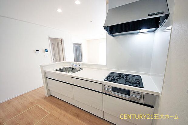 お子様の様子をさりげなく見守れる対面式キッチン。分からない事があればすぐに教えてあげられるので、お子様がダイニングで宿題や読書をする時間も自然と増えそうです。(Ｃ号棟)