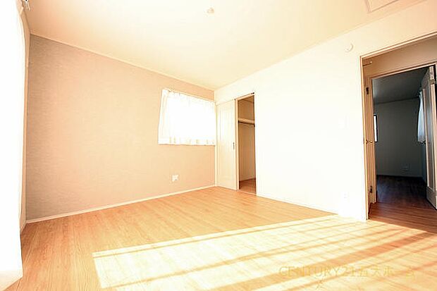 人が歩いて入れる広さを確保したウォークインクローゼット☆季節物の衣類もスッキリ収納できて住空間を広く使えます。(Ｃ号棟)