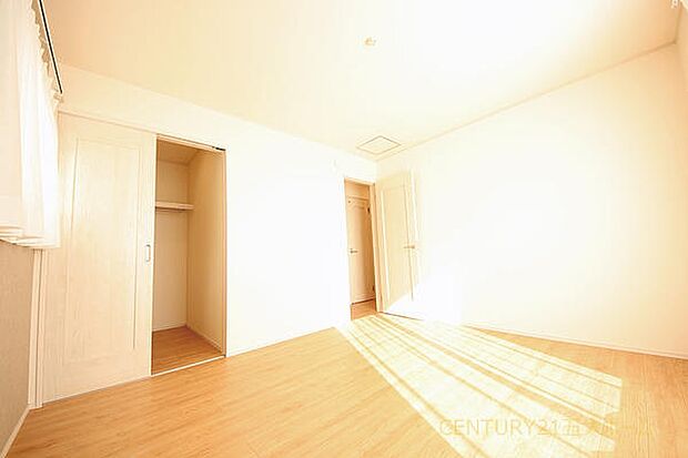 フローリングのお部屋はカーペットや畳のようにほこりや汚れが繊維に入り込んでしまうことがないので、とても掃除やお手入れがしやすいです♪(Ｃ号棟)