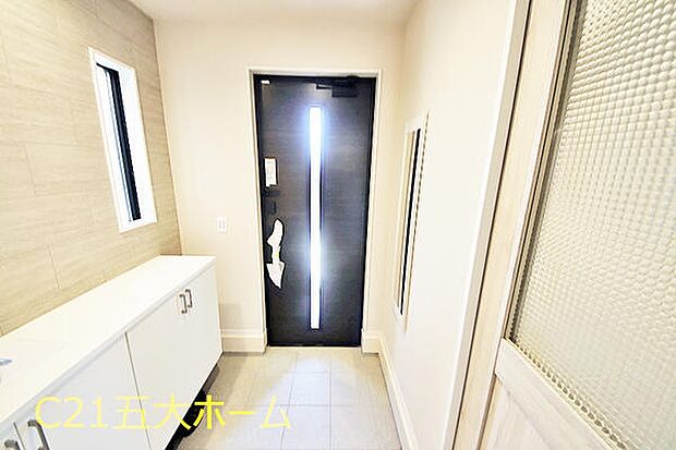 玄関には家族みんなの靴を収納できるシューズボックス付き！飾り棚としても演出できて、季節のインテリアやご家族の写真を飾るのも素敵ですね☆