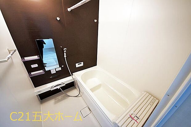 落ち着いた雰囲気のシステムバスで、1日の疲れを癒します。機能的な浴室は日々のお手入れも楽々です！