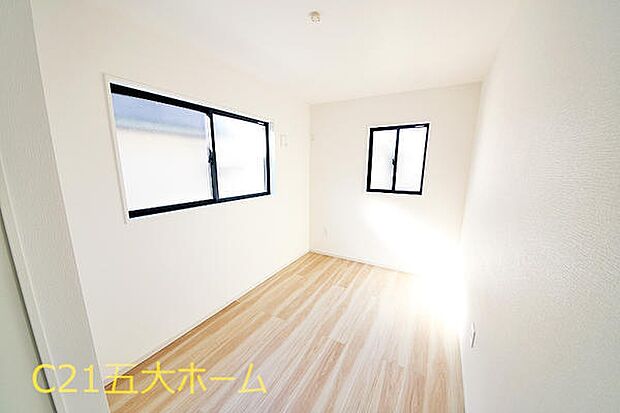 2面採光を確保した明るい室内は風通しも良く、居心地の良い空間です♪