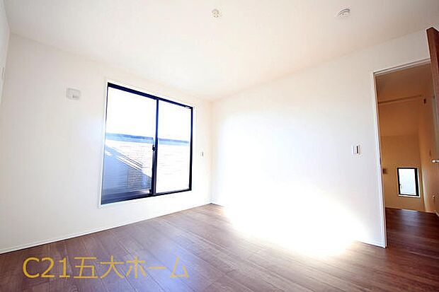 バルコニーへ出られるので開放感があります。気分転換に外の風を感じて気持ちもリフレッシュできますね☆