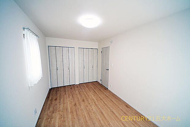 白い壁紙と木目が美しい床のお部屋は明るく落ち着いた雰囲気の印象です。どんな色の家具でも合いますので自分好みの素敵なお部屋にカスタマイズできますね☆