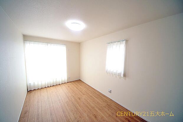 お部屋には程よく採光が入り、過ごしやすい居住空間です。窓を開放すると自然換気が可能で、清潔感も保ちやすいです。