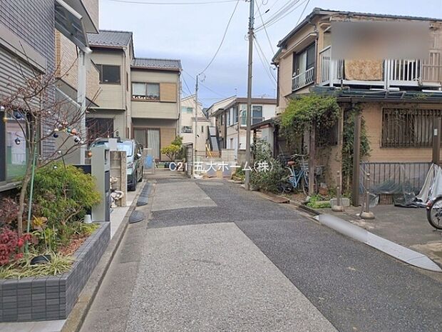 リビングを通って2階へ上がる「リビング階段」。家族が毎日顔を合わせられる設計でコミュニケーションも深まりそうです。撮影月：2026/1