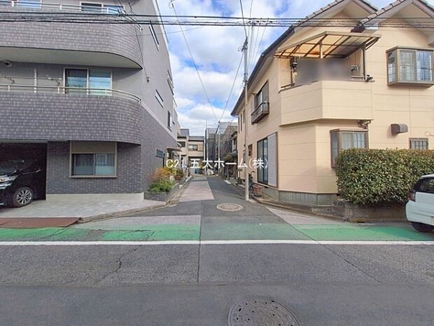 リビングを通って2階へ上がる「リビング階段」。家族が毎日顔を合わせられる設計でコミュニケーションも深まりそうです。撮影月:2026/2