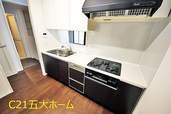 対面式のキッチンはリビングにいるご家族とコミュニケーションが取りやすく、小さなお子様がいるご家庭はお料理中も安心して見守ることができます☆