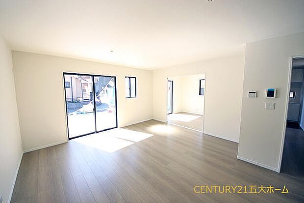 実際に現地にお越しいただく事によって、資料だけでは分からない陽当たりや設備、生活動線など是非一度ご確認ください♪(A号棟)