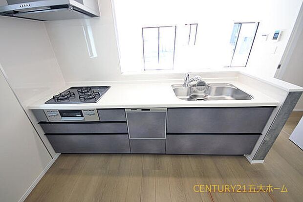 お子様の様子をさりげなく見守れる対面式キッチン。分からない事があればすぐに教えてあげられるので、お子様がダイニングで宿題や読書をする時間も自然と増えそうです。(A号棟)