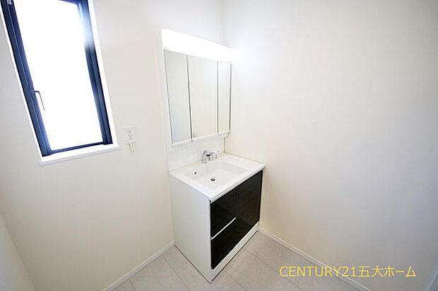 洗髪に使えるハンドシャワー機能がついた洗面台で忙しい朝も快適に支度ができそうです♪大きな洗面台のボウルはホームクリーニングの時にも使いやすいです。(A号棟)