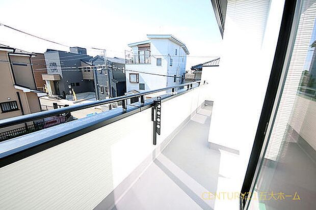 十分なスペースを確保したバルコニー。お洗濯物やお布団もたっぷり干せて作業もはかどります。(A号棟)