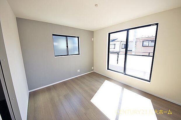 バルコニーへ直接出られるため、家にいながら明るさや開放感に包まれます。気分転換に外の風を感じてほっと一息つけるお部屋です。(A号棟)