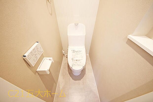 清潔な空間が印象的なトイレは1階・2階ともに温水洗浄便座です。オールシーズン関係なく暖かい便座で快適に過ごせます♪