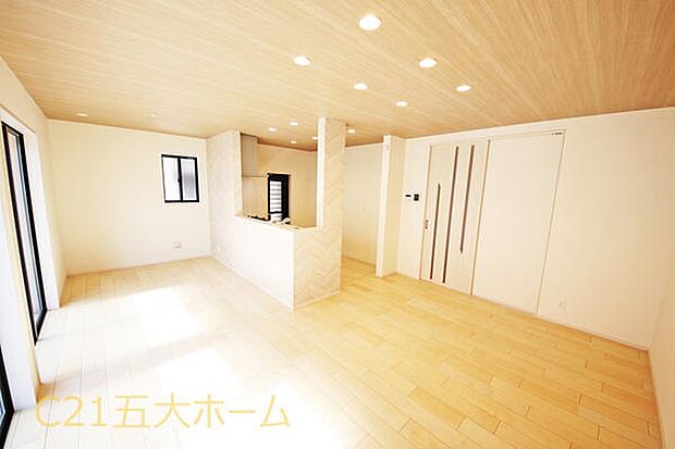 広々とした開放感あふれるリビング♪大型テレビやソファー、ダイニングテーブルも置けてゆったり寛げる充分な広さです。(A号棟)