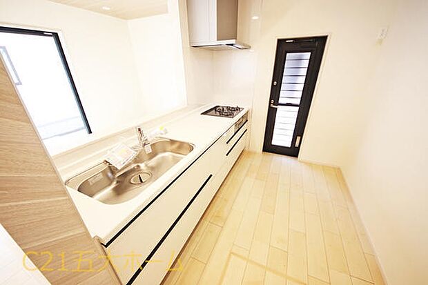 物件のご提案から現地へのご案内、ご契約まで、業務に精通したスタッフが対応させて頂きます。お気軽にご相談ください!(A号棟)