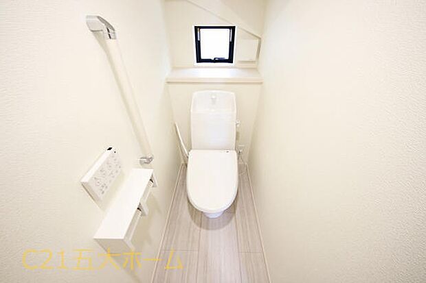 清潔な空間が印象的なトイレは1階・2階ともに温水洗浄便座です。オールシーズン関係なく暖かい便座で快適に過ごせます♪(A号棟)