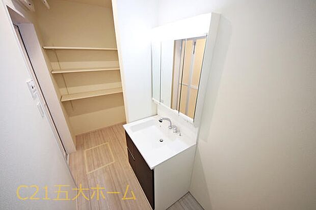 朝の身支度も楽々の三面化粧台は鏡裏にも収納があり、小物などをしまえてすっきりとした状態を保てます。(A号棟)