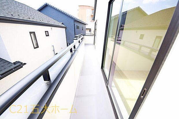 お洗濯物や布団を干したりするのに十分なスペースのバルコニー♪(A号棟)