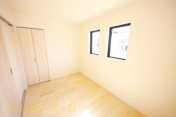 クローゼット完備で衣類や小物の整理も楽々できそうです。(A号棟)