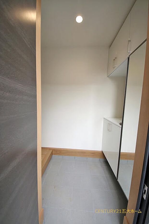 玄関にはトールタイプの下駄箱があります。毎日の靴選びもラクラク☆収納力があるので靴だけではなく、災害時用のストック収納にもオススメです。