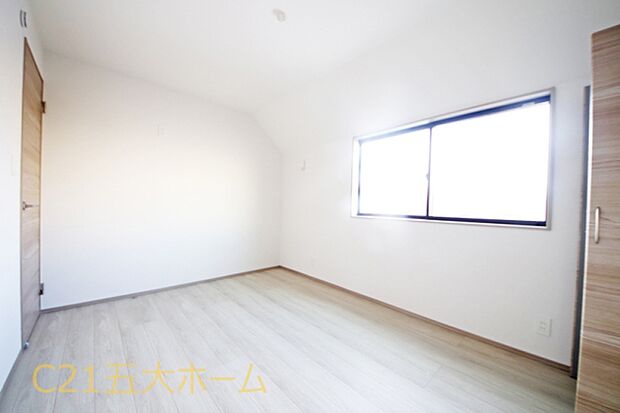 柔らかい陽光が差し込み、明るいお部屋を演出してくれます。採光の取れる窓が気持ちの良いお部屋を創り上げます。