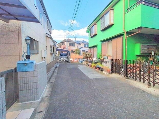 リビングに階段を配置したことで家族が自然とリビングを通る動線に。「ただいま」「おかえり」と家族のコミュニケーションを育むプランです！撮影日：26/01/26