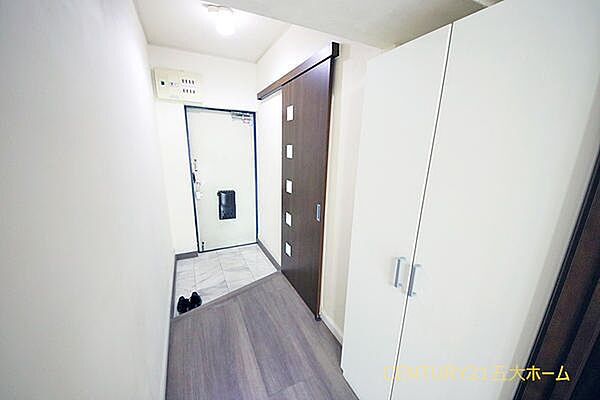 住まいの顔にふさわしいゆとりある玄関。開放的な30帖の空間へと続く、期待感の高まるエントランスです。