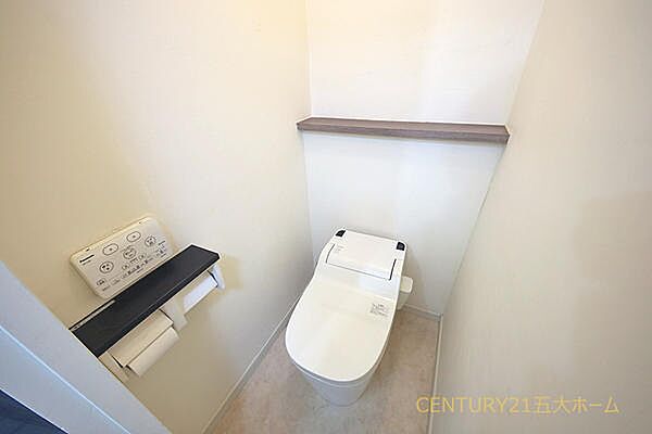 清潔感あふれる快適なトイレ空間。毎日使う場所だからこそ、シンプルで落ち着ける心地よさを大切にしています。