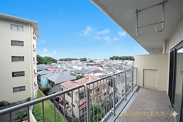 心地よい風と光を感じるバルコニー。青空を眺めながら、ほっと一息つけるお気に入りの場所になりそうです。