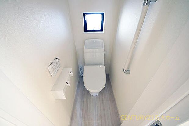 シャワートイレ一体型でオールシーズン関係なく暖かい便座で快適に過ごせます。（B号棟）