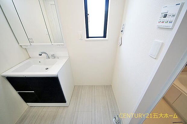 物件のご提案から現地へのご案内、ご契約まで、業務に精通したスタッフが対応させて頂きます。お気軽にご相談ください☆（B号棟）
