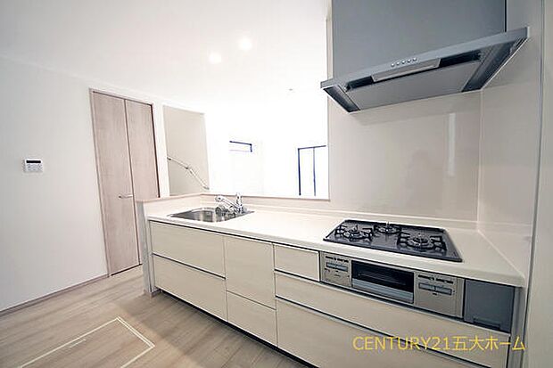 収納力のあるシステムキッチン。使いやすいスライド式収納は、奥のものが取り出しやすく重いものの出し入れもスムーズです。(2-D号棟)