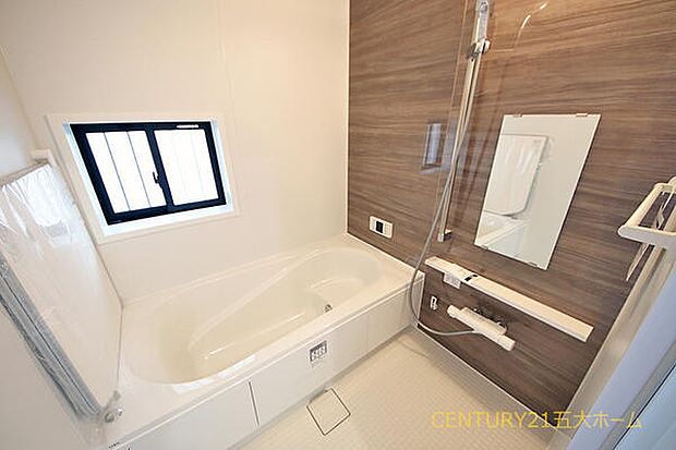 清潔感のある落ち着いた雰囲気の浴室で一日の疲れをゆったり癒してくれます。(2-D号棟)