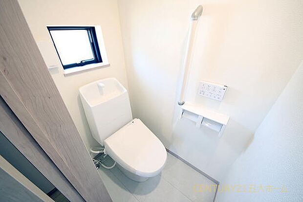 清潔な空間が印象的なトイレ。温水洗浄便座完備なので、冬の寒い時には便座をあたたかくして落ち着けます♪(2-D号棟)