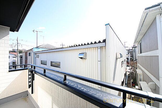 太陽の光が射し込むバルコニーは洗濯物を干すのが楽しくなりますね♪(2-D号棟)