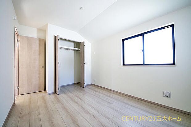 ホワイト調のフローリングは部屋全体の印象が明るくなり、開放感あふれる空間に演出してくれます。(2-D号棟)