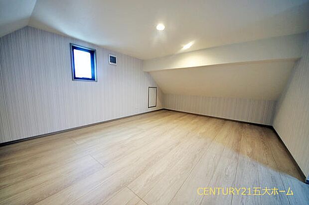 小屋裏収納付き!思い出の品やシーズン物もたっぷり収納できます。