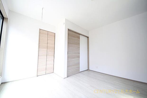 ゆとりある6.36帖のお部屋はベッドやデスクもスッキリ配置可能。趣味や仕事に集中できる落ち着いた時間を叶えます。