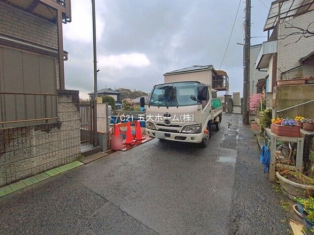 駐車スペースがあり、雨の日でも車が間近に止められて荷物の載せ降しも楽々です。撮影月：2026年3月