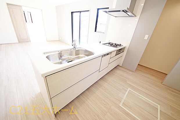 対面式のキッチンはリビングにいるご家族とコミュニケーションが取りやすく、小さなお子様がいるご家庭はお料理中も安心して見守ることができます☆